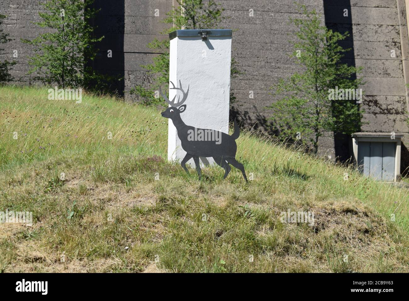 Hirschsymbol am Stausee Damm Stockfoto