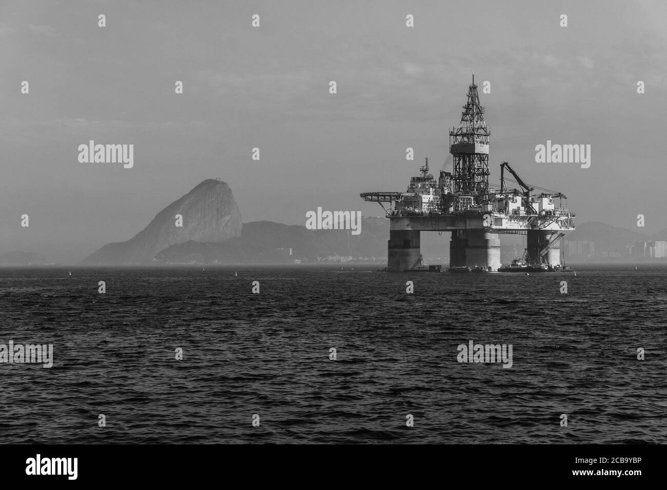 RIO DE JANEIRO, BRASILIEN - 23. Jul 2020: Wunderschöne Graustufenlandschaft von einer Ölförderplattform in Rio de Janeiro Stockfoto