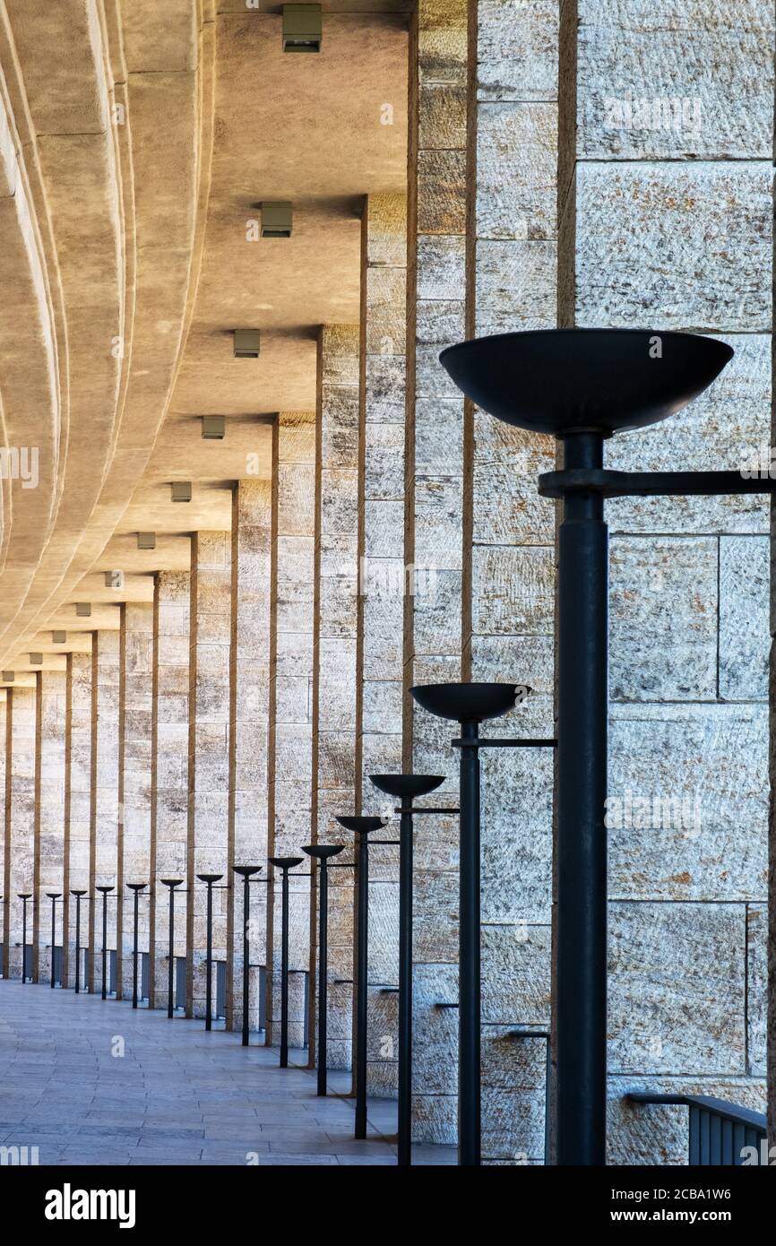 Klassische Nazi-Architektur mit Linie von Säulen entlang Korridor in Olympiastadion Berlin Stockfoto