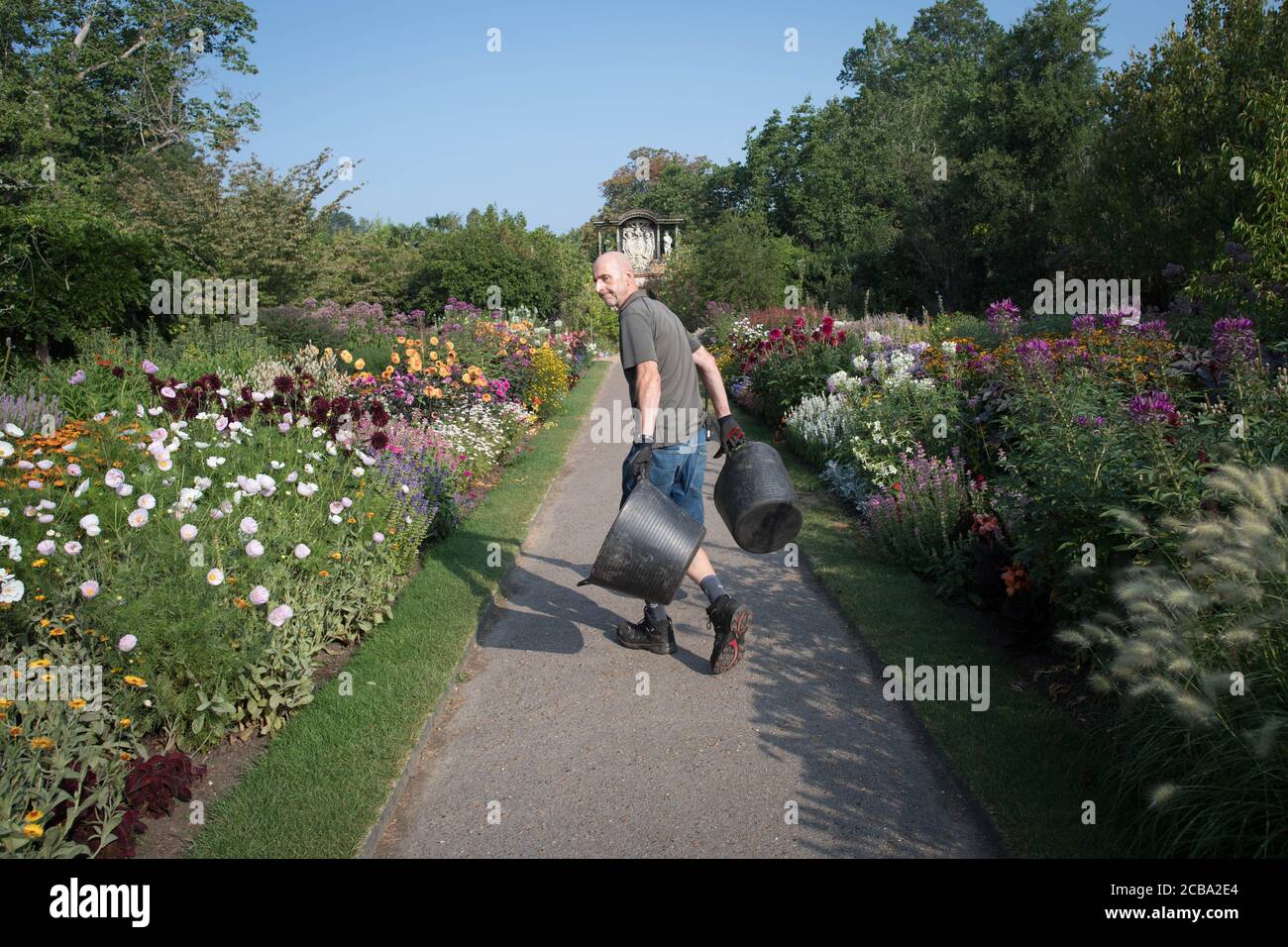 Nick, stellvertretender Gärtner, begibt sich in den Nymans Gardens des National Trust in West Sussex, wo die Vorhersage des Regens eine gute Nachricht für die Gärtner ist, die sich um die 60 Meter langen Sommergrenzen kümmern, die auf Regen und geerntetem Regenwasser angewiesen sind, wenn sie ihren Höhepunkt erreichen. Bilddatum: Mittwoch, 12. August 2020. Gelbe Wetterwarnungen für schwere Gewitter bleiben für große Teile Großbritanniens bestehen, die Temperaturen werden voraussichtlich Mitte der 30er Jahre bleiben. Siehe PA Geschichte WETTER heiß. Bildnachweis sollte lauten: Stefan Rousseau/PA Wire Stockfoto