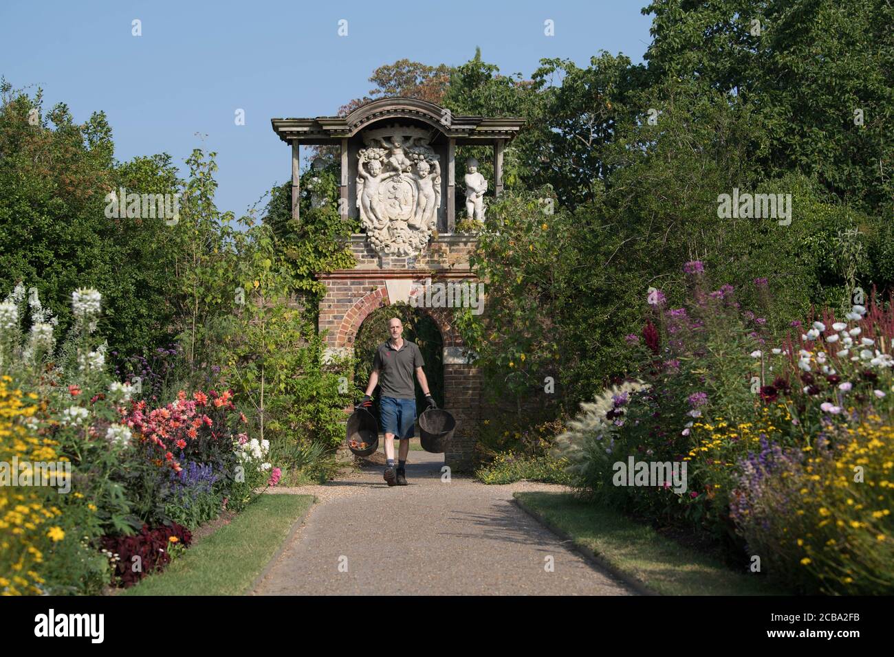 Nick, stellvertretender Gärtner, begibt sich in den Nymans Gardens des National Trust in West Sussex, wo die Vorhersage des Regens eine gute Nachricht für die Gärtner ist, die sich um die 60 Meter langen Sommergrenzen kümmern, die auf Regen und geerntetem Regenwasser angewiesen sind, wenn sie ihren Höhepunkt erreichen. Bilddatum: Mittwoch, 12. August 2020. Gelbe Wetterwarnungen für schwere Gewitter bleiben für große Teile Großbritanniens bestehen, die Temperaturen werden voraussichtlich Mitte der 30er Jahre bleiben. Siehe PA Geschichte WETTER heiß. Bildnachweis sollte lauten: Stefan Rousseau/PA Wire Stockfoto