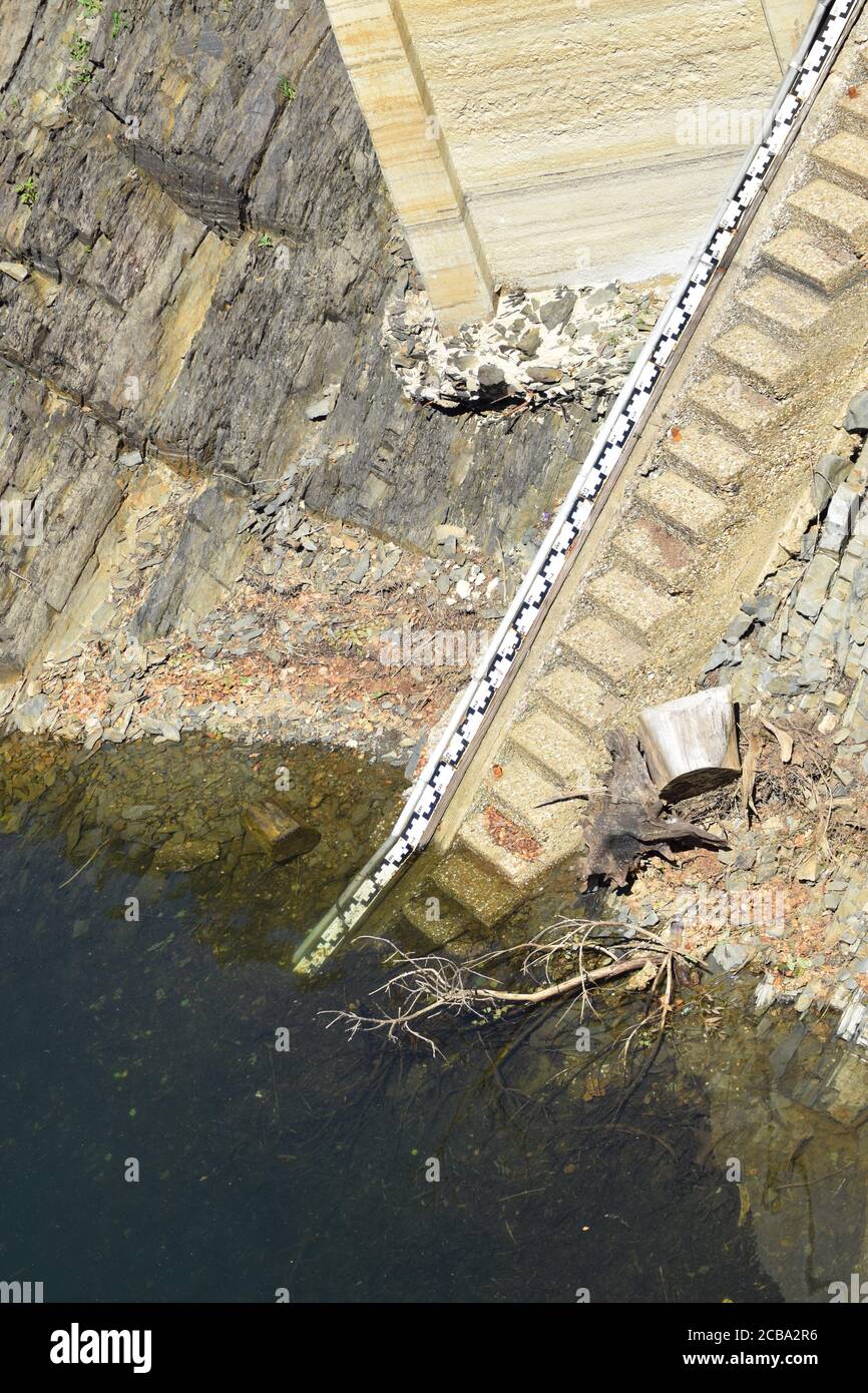 Seeufer der Staumauer von Oleftalsperre mit dem Wasser Höhenwaage Stockfoto