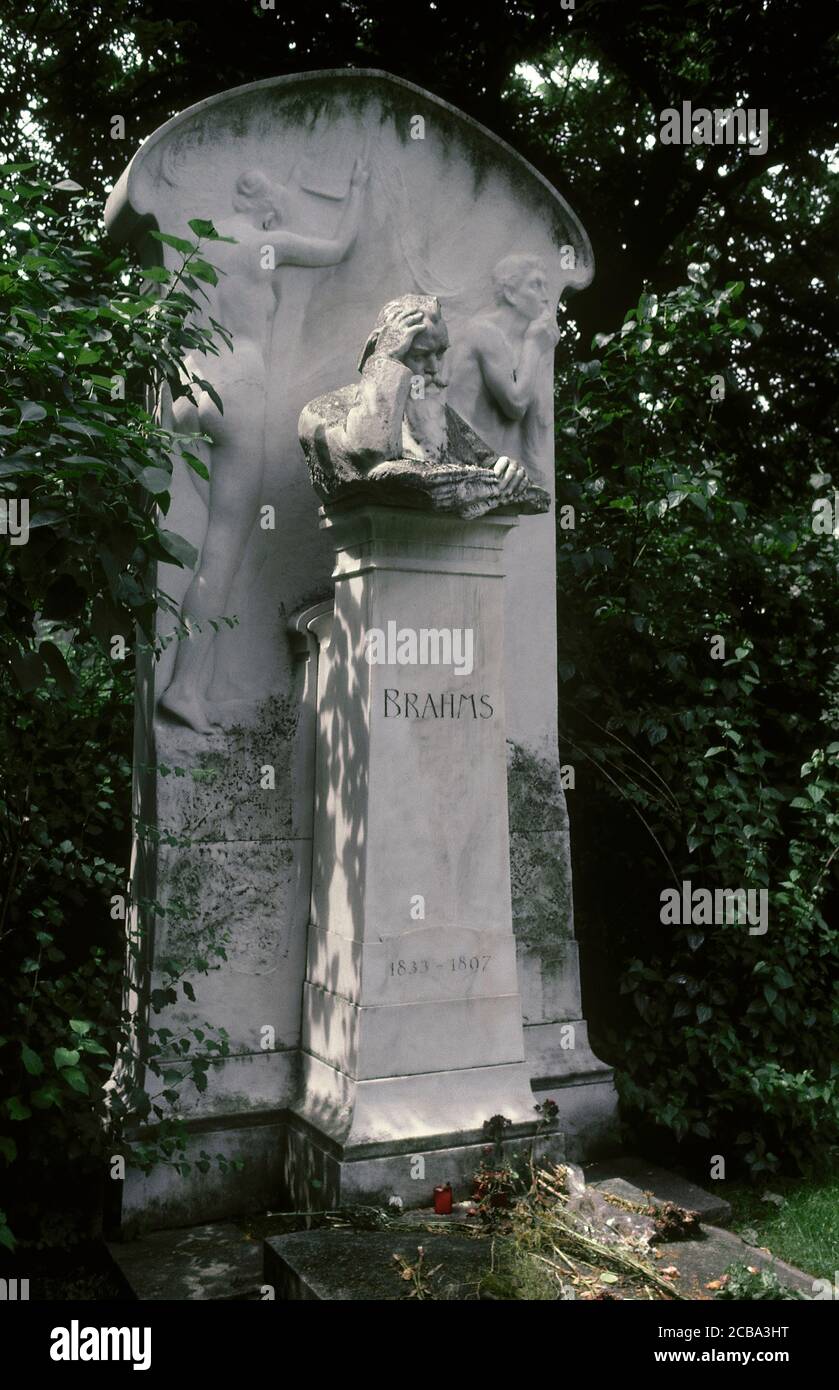Johannes Brahms (1833-1897). Deutscher Komponist, Pianist und Dirigent der Romantik. Grab im Wiener Zentralfriedhof oder Wiener Zentralfriedhof. Es wurde von Victor Horta (1932-1947) entworfen und von Ilse von Twardowski (1880-1942) modelliert. Wien, Österreich. Stockfoto