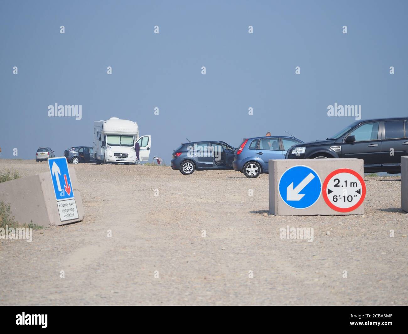 Minster on Sea, Kent, Großbritannien. August 2020. Der Swale Borough Council hat eine umstrittene Parkbeschränkung entlang der beliebten 'Shingle Bank' in Minster on Sea, Kent, eingerichtet. Große Betonblöcke wurden installiert, um zu versuchen, einige Autofahrer zu stoppen Camping über Nacht kostenlos. Eine Petition wurde nun begonnen, um sie mit vielen Bewohnern und Besuchern, die mit der neuen Entwicklung unzufrieden sind, entfernen zu lassen. Kredit: James Bell/Alamy Live Nachrichten Stockfoto