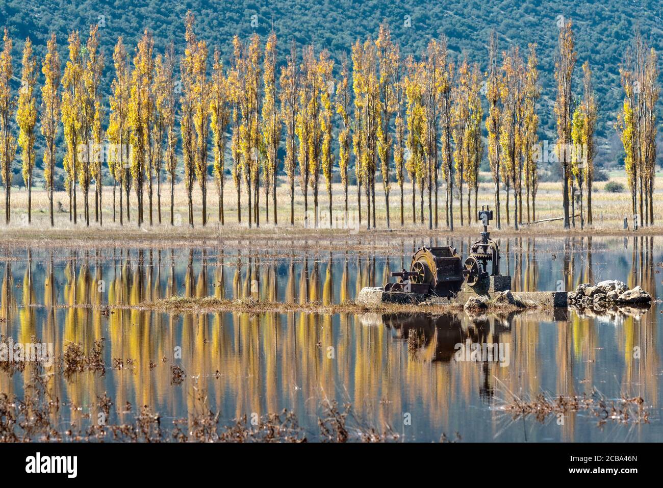Überflutet, Herbst, Landschaft mit altem Wasserbrunnen auf den Hochwasserebenen von Mantineia, in der Nähe von Tripoli, Süd-Arkadien, Peloponnes, Griechenland Stockfoto