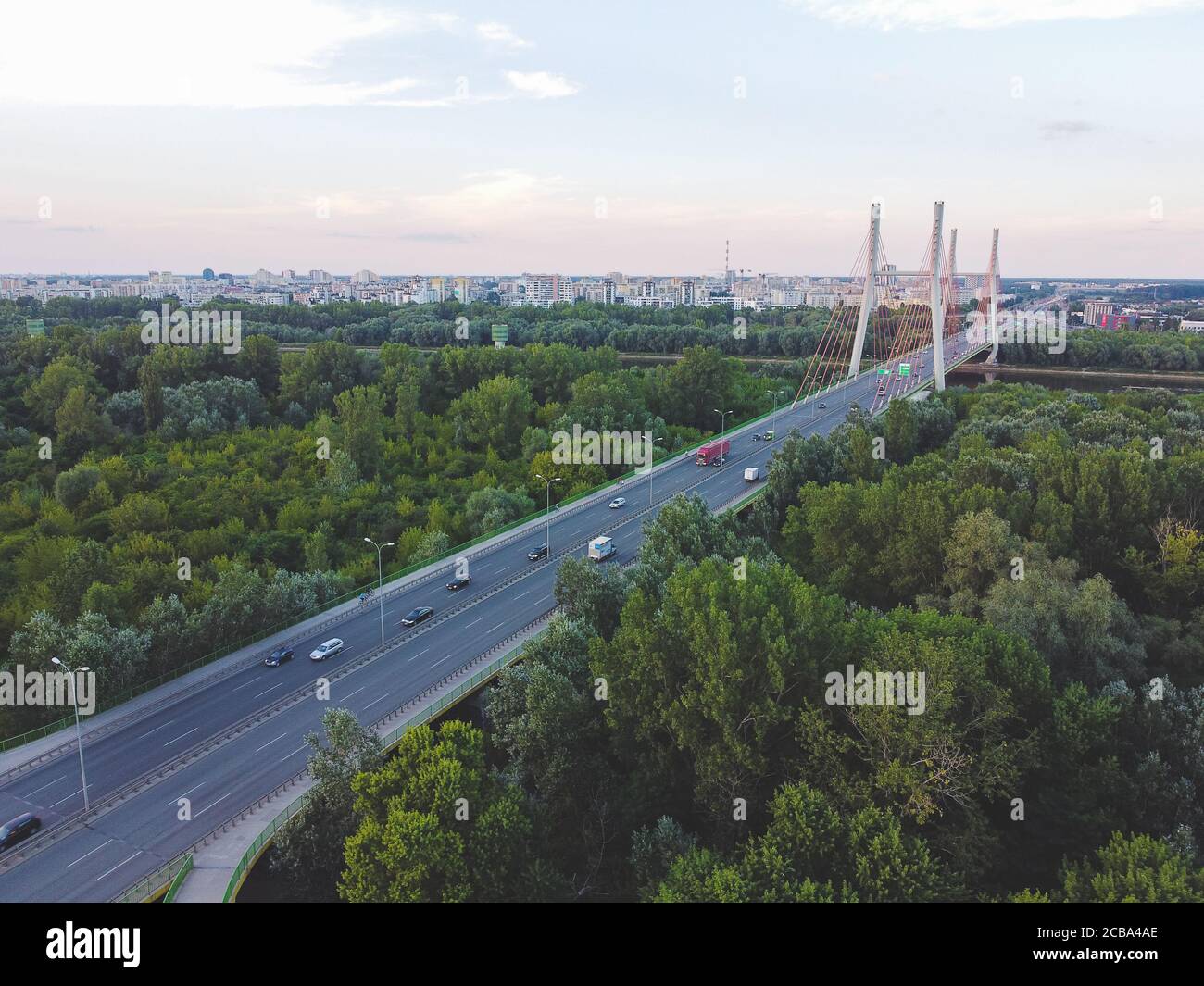 Luftaufnahme der Hängebrücke über großen Fluss mit Stadt Im Hintergrund Stockfoto