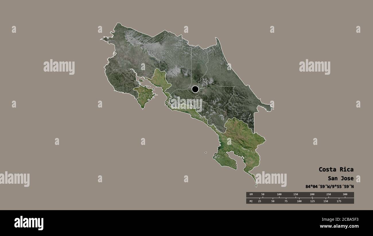 Entsättigte Form von Costa Rica mit seiner Hauptstadt, Hauptregionalteilung und dem abgetrennten Puntarenas-Gebiet. Beschriftungen. Satellitenbilder. 3D-Rendering Stockfoto