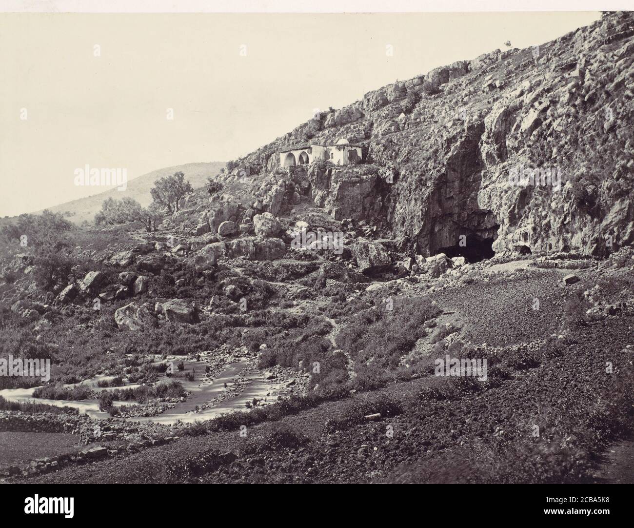 Hauptquelle des Jordans, die aus einer Höhle bei Banias, in der Nähe der Stätte der nördlichen Stadt Dan, der Grenzstadt Israel, ca. 1857. Stockfoto