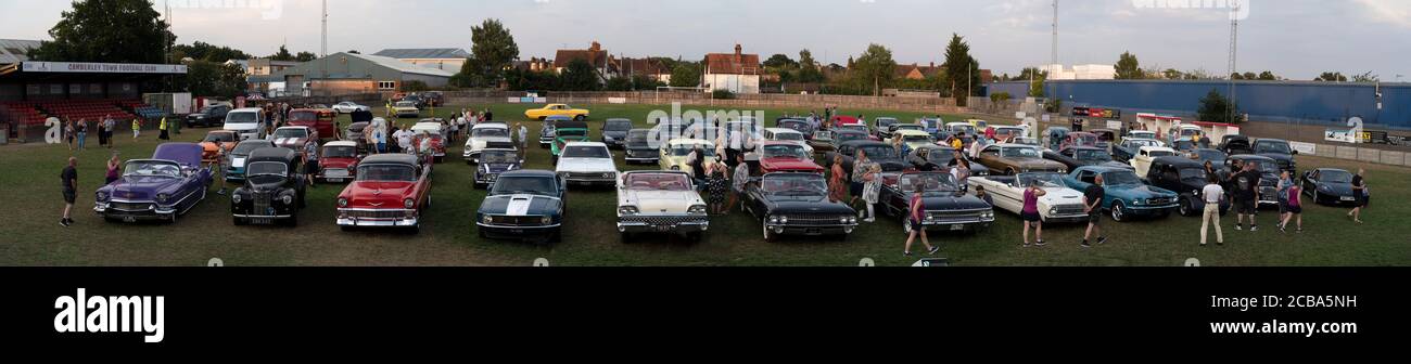 Panorama von klassischen amerikanischen Autos und Hotrods auf einer Fahrt Im Film Stockfoto