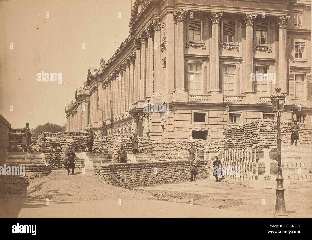[Barricades pres de Ministere de la Marine et l'H&#xf6;tel Crillon], 1871. Stockfoto