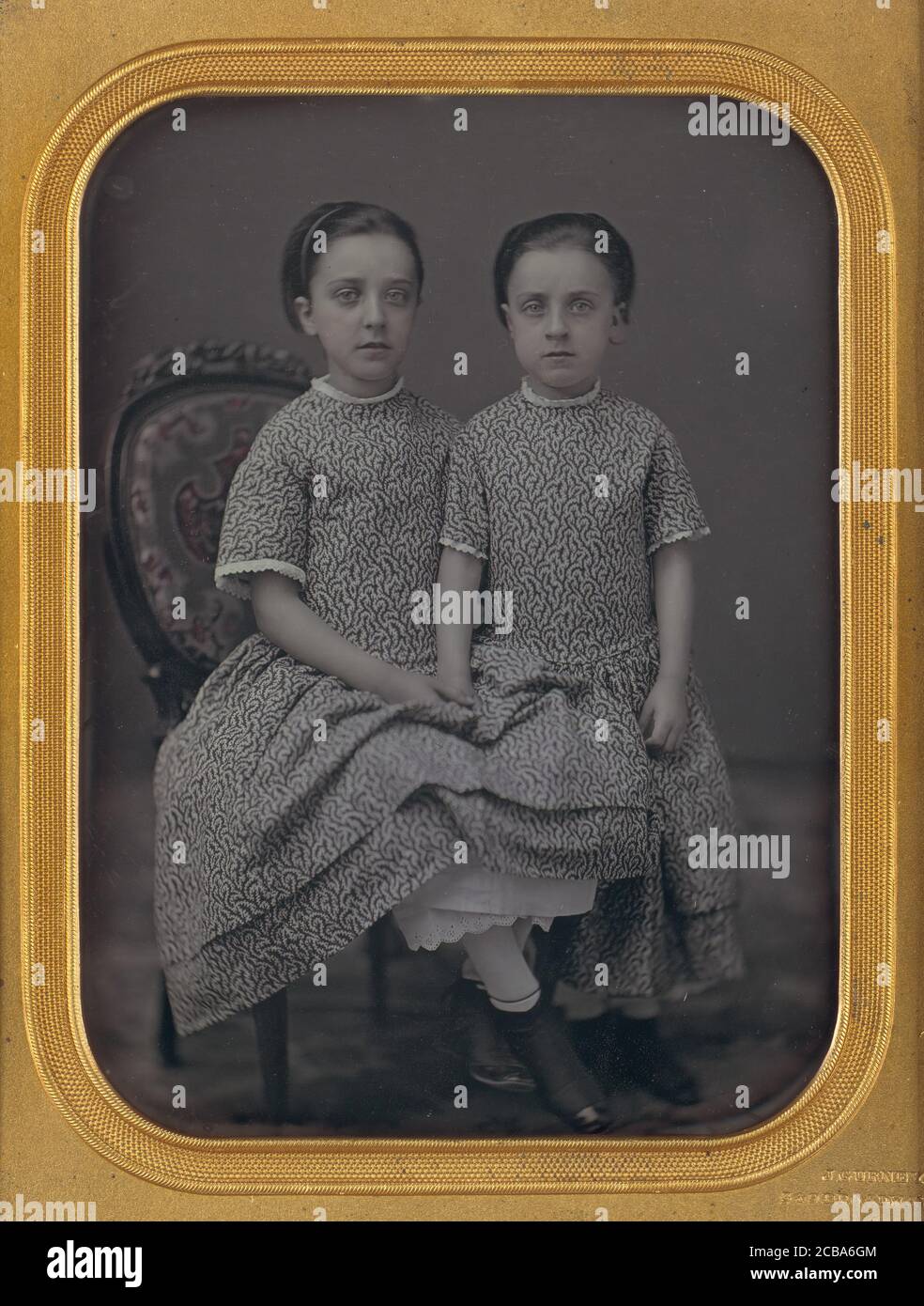 [Zwei Mädchen in identischen Kleidern], ca. 1857. Stockfoto