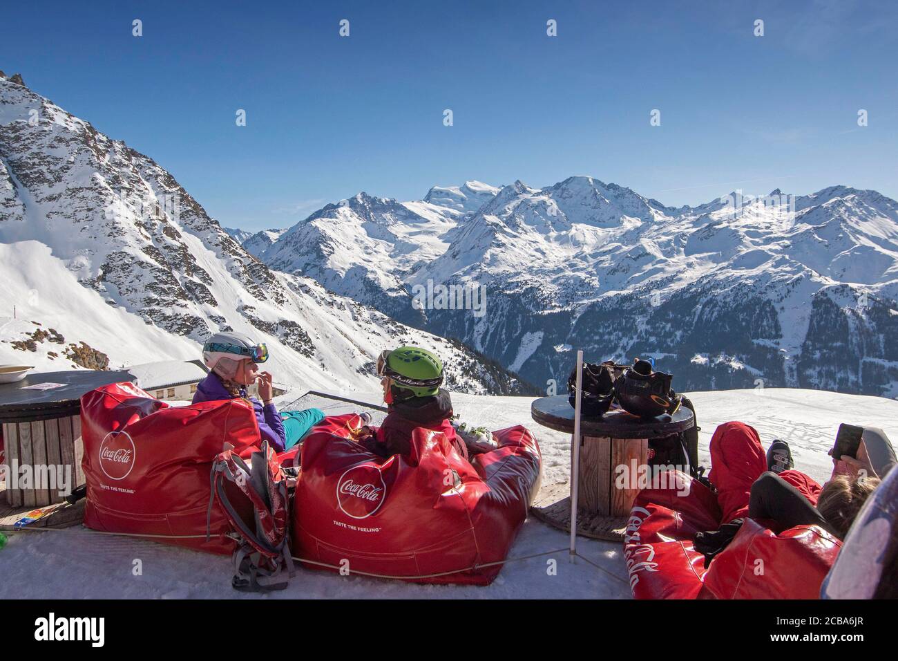Menschen entspannen im Bergrestaurant le Dahu in der Region La Chaux von Verbier in der Südwestschweiz im Kanton Wallis. Stockfoto