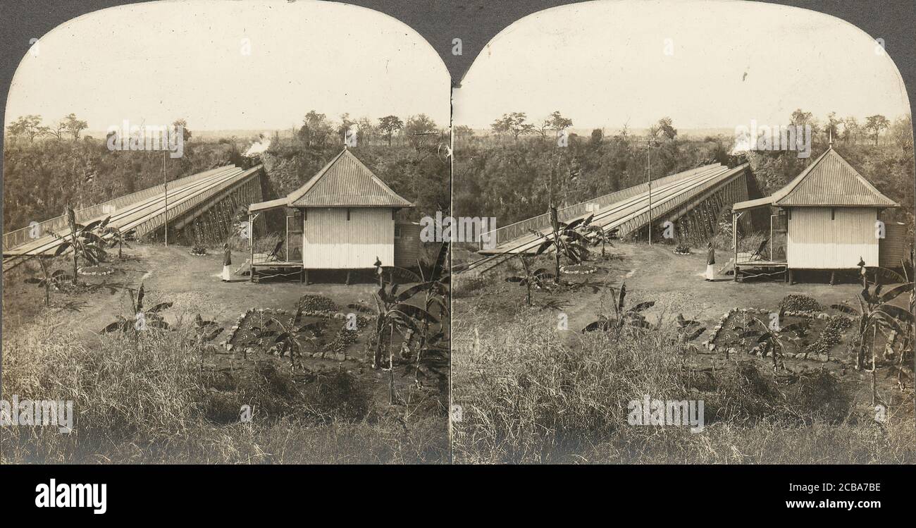 Gruppe von 14 Stereografien von Afrika und Schauspielern, 1850er-1910er. (Szene über der Brücke, auf der Cape to Cairo Railway über den Zambezi River, in der Nähe der Victoria Falls, River.) Stockfoto