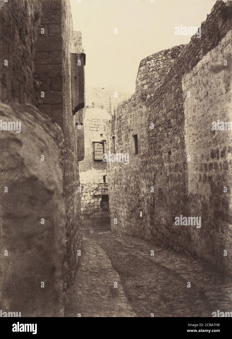 Ve-Station. J&#xe9;sus aid&#xe9; par Simon de Cyr&#xe8;ne. Une marque dans le mur indique seule cette Station. La maison que l'on voit au Fond est celle du mauvais riche, 1860 oder später. Stockfoto