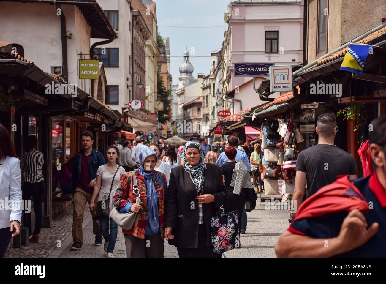 Sarajevo / Bosnien-Herzegowina - 10. September 2017: Muslimische ältere Frauen, die in islamischen Kopftüchern auf einer überfüllten Straße in der Innenstadt von Sarajevo spazieren Stockfoto