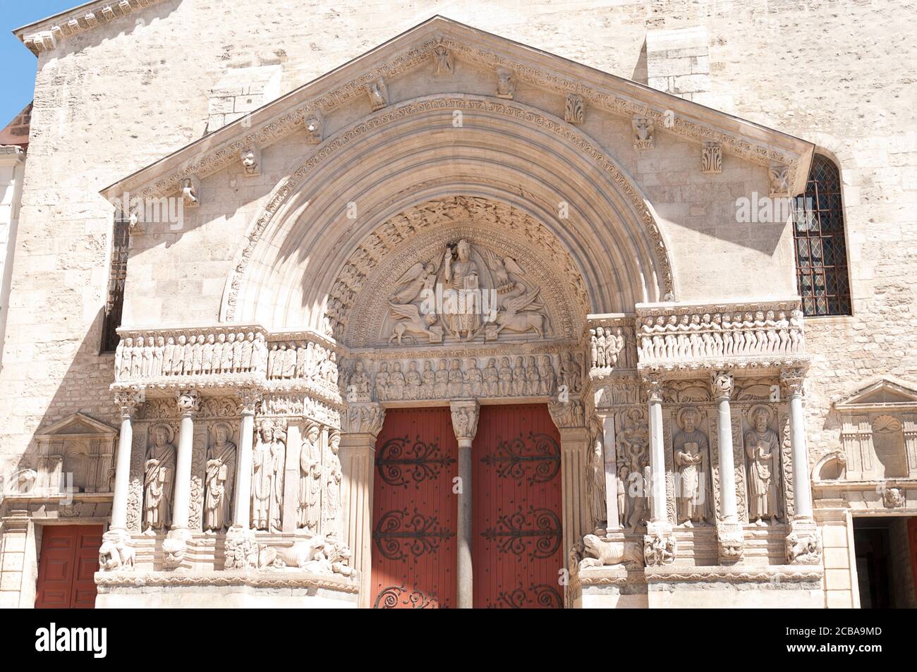 Romanisches Portal der Kirche des Heiligen Trophimus in Arles, Frankreich Stockfoto