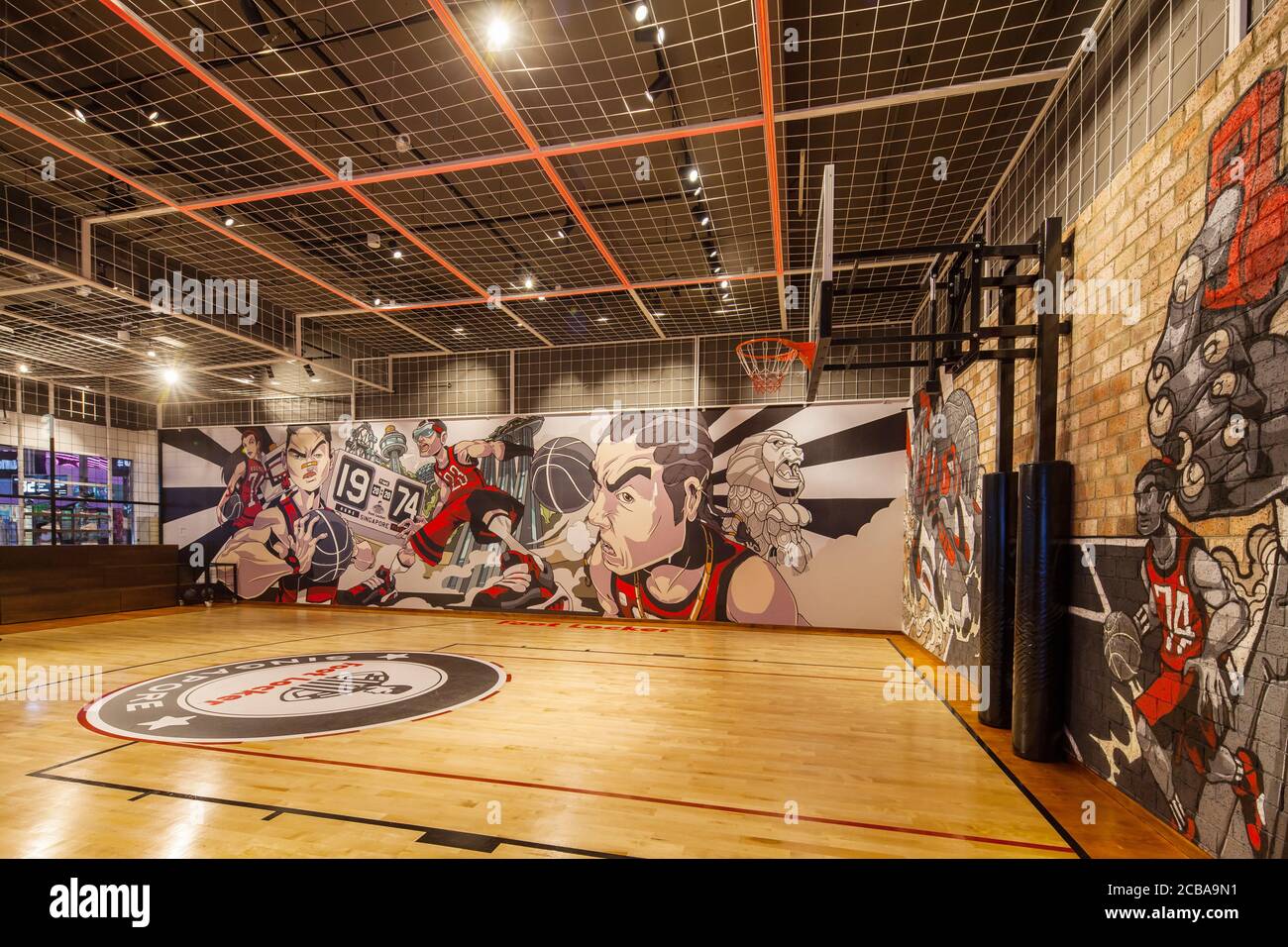 Ein sehr lebendiger Grafik-Basketballplatz im Keller von Foot locker, Orchard Gateway, Singapur. Stockfoto