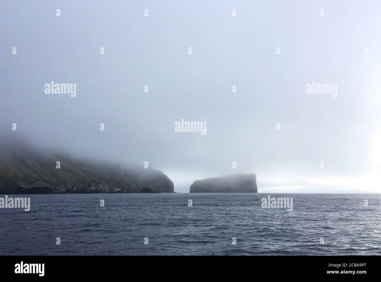 Unbewohnte Vulkaninsel im Nebel, Neuseeland, Antipoden-Inseln Stockfoto