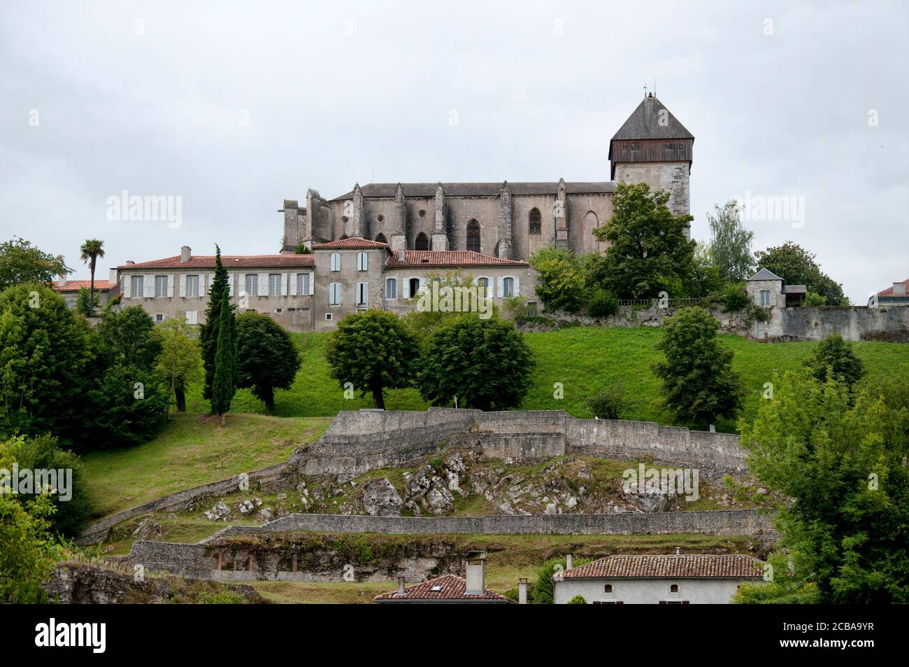 Blick auf das obere Dorf Saint Bertrand de Comminges und seine Kathedrale in den französischen Pyrenäen. Stockfoto