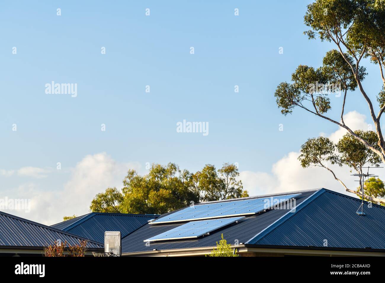 Neue Solarpaneele auf Metallblechdach des installiert Haus in Südaustralien Stockfoto