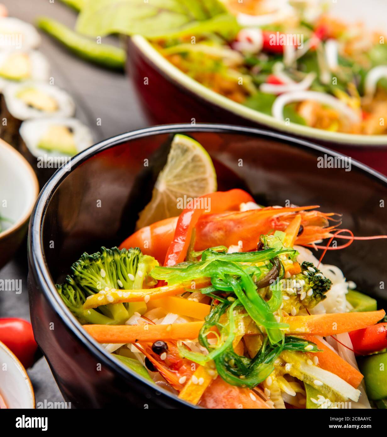 Asiatische Variation von Mahlzeiten in Keramik Schalen serviert. Nahaufnahme, detaillierte Foto. Stockfoto