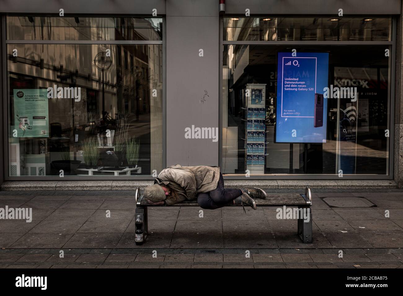 Bettler und Obdachlose in der Dortmunder Fußgängerzone in Zeiten der Coronakrise. Die Dortmunder Innenstadt ist fast menschenleer und die meisten Einrichtungen zur Obdachlosenhilfe arbeiten nur sehr begrenzt. Stockfoto