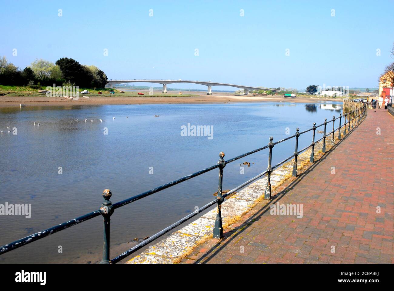 Westliche Umgehungsüberlastungsbrücke über den Fluss Taw in Barnstaple, Devon, England, von der Südwestküste bei Ebbe gesehen Stockfoto