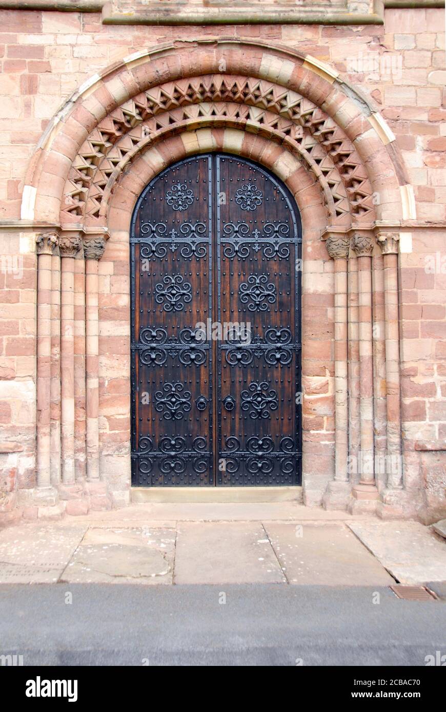 Herrliche Eingangstür, St. Michael & Allerheiligen Pfarrkirche, Ledbury, Herefordshire, England Stockfoto