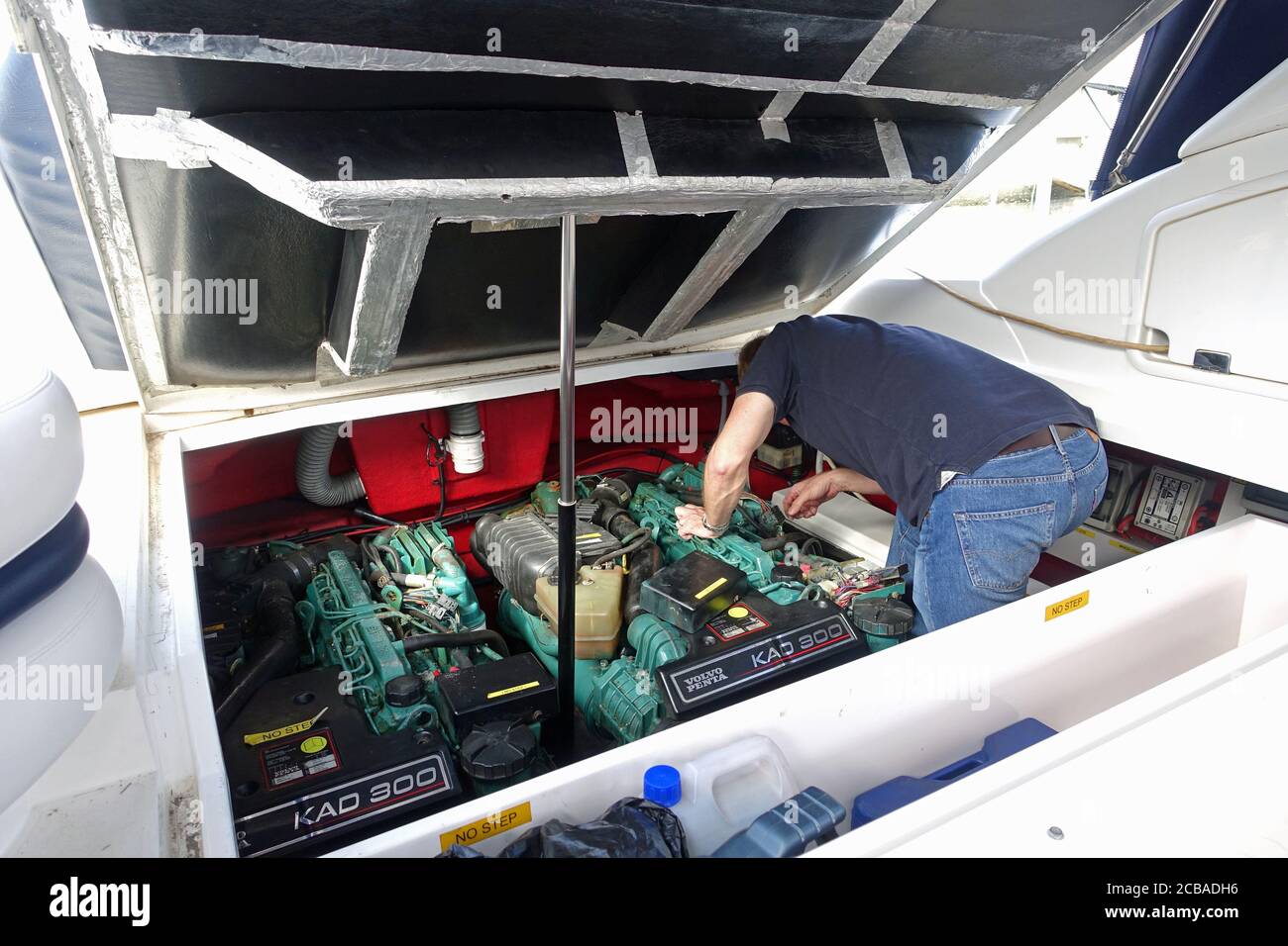 Gibraltar, 28. März 2020: Ein Mann, der Wartungsarbeiten macht und versucht, den Motor seines Motorbootes zu reparieren Stockfoto