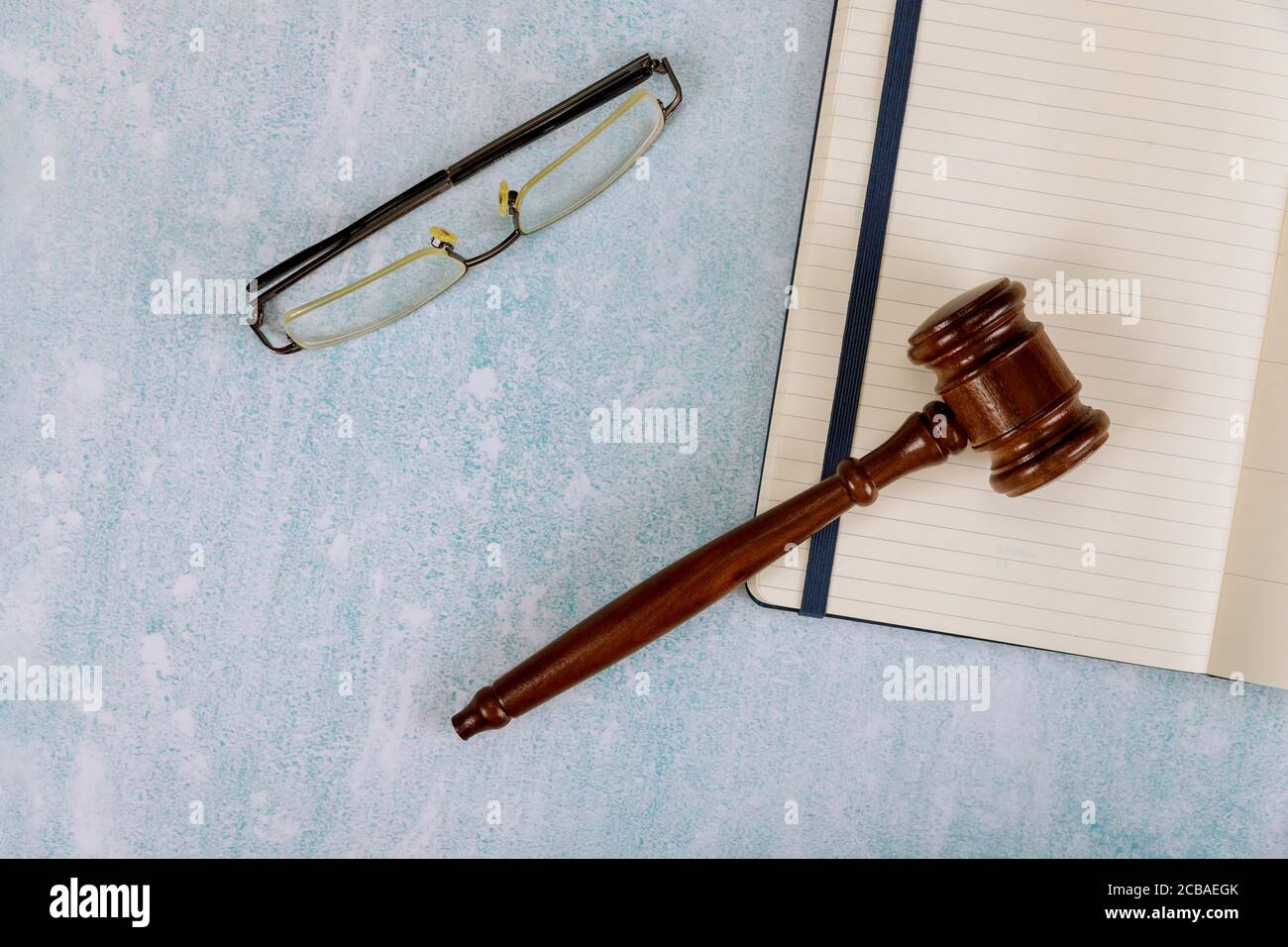 Tischbüro versorgt Rechtsanwälte Richterpult mit Holzrichtern gavel ein Notizbuch der Lesebrille Stockfoto