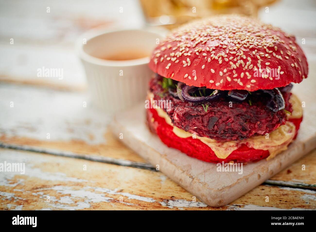 Rote Beete Burger auf schäbigen Tisch Stockfoto