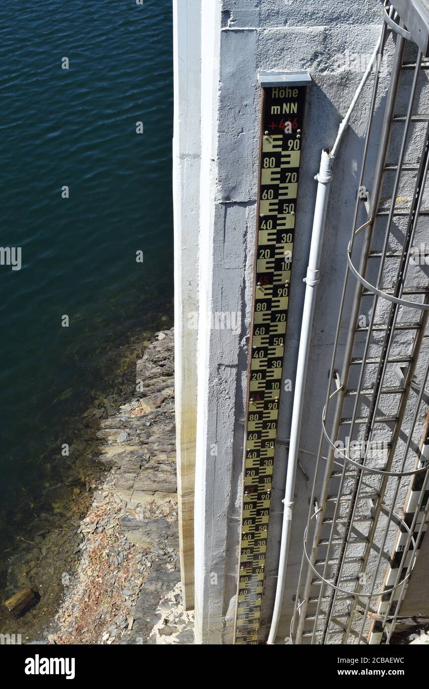 Seeufer der Staumauer von Oleftalsperre mit dem Wasser Höhenwaage Stockfoto
