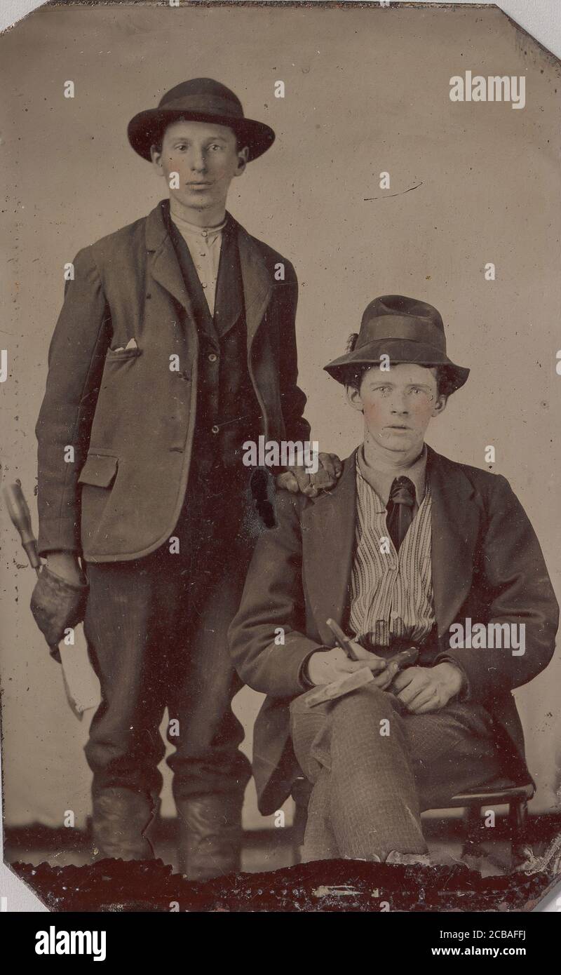 Zwei junge Männer, einer sitzend und einer stehend, Holding Schreinerei Werkzeuge, 1870er-90er. Stockfoto