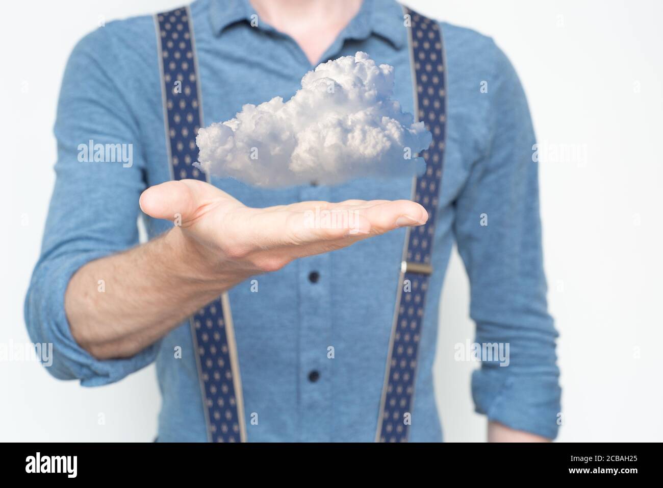 Mann mit Wolke. Cloud-Services, Infrastruktur, IT, gehostete, gehostete Services, Rechenzentrum, Web, in der Cloud, extern, gesichert, jederzeit verfügbar Stockfoto