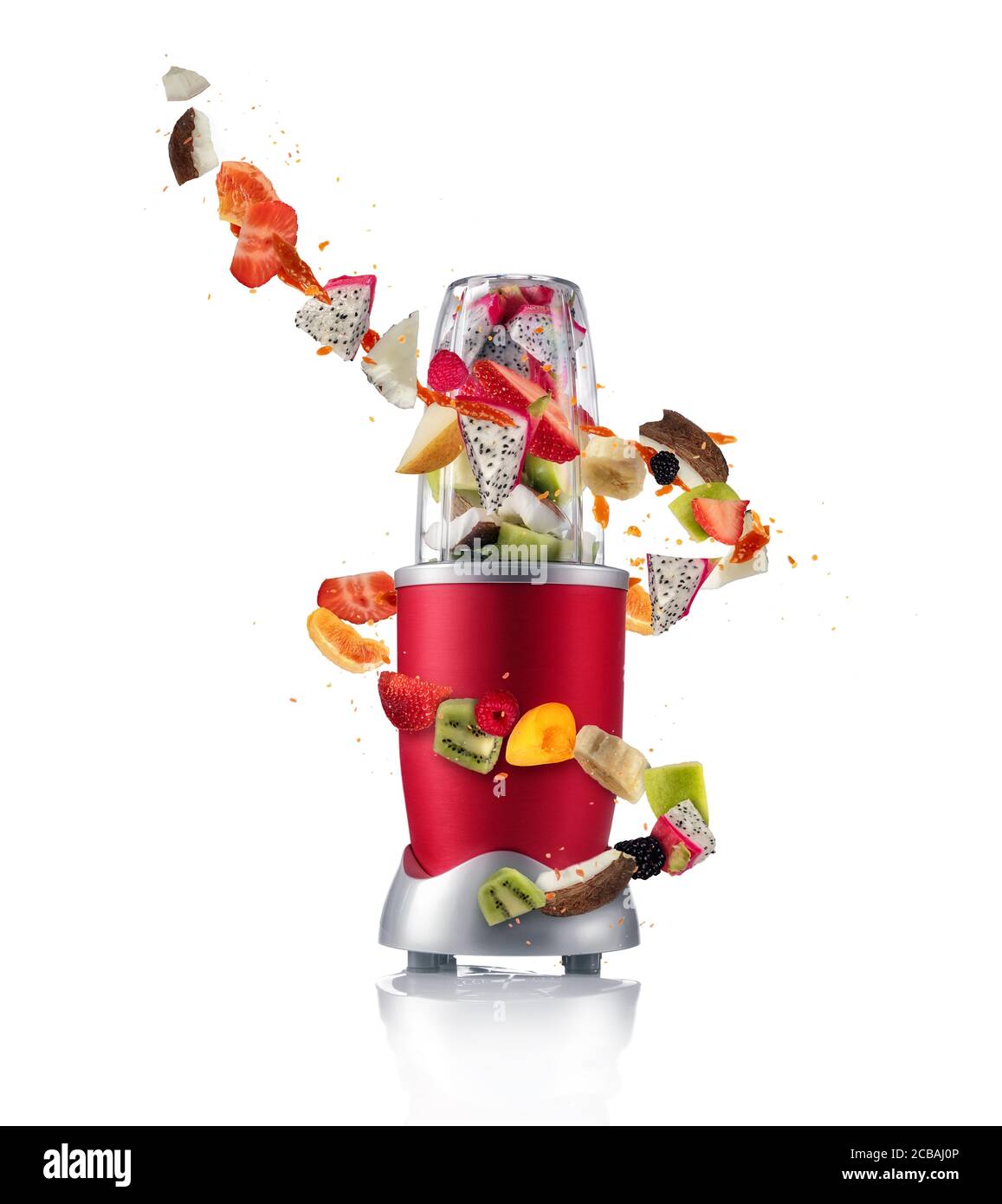 Smoothie Maker Mixer mit Fruchtstücken Zutaten, auf weißem Hintergrund. Gesundes Getränk und Lebensstil Stockfoto