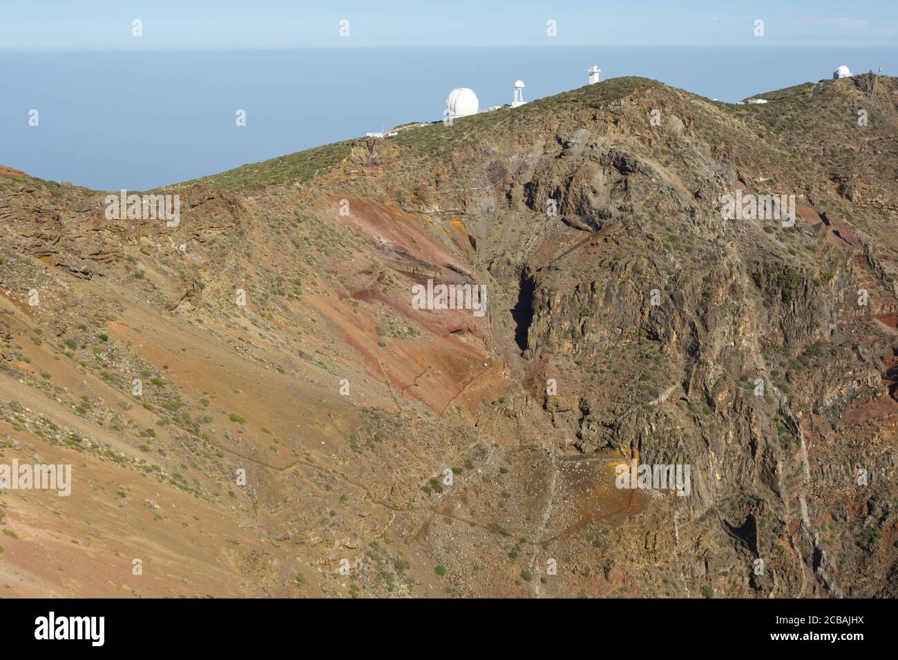 --Roque de los Muchachos Vulkankrater, La Palma, Kanarische Inseln. Blick in die Caldera. Observatorium Teleskope auf Rand Stockfoto