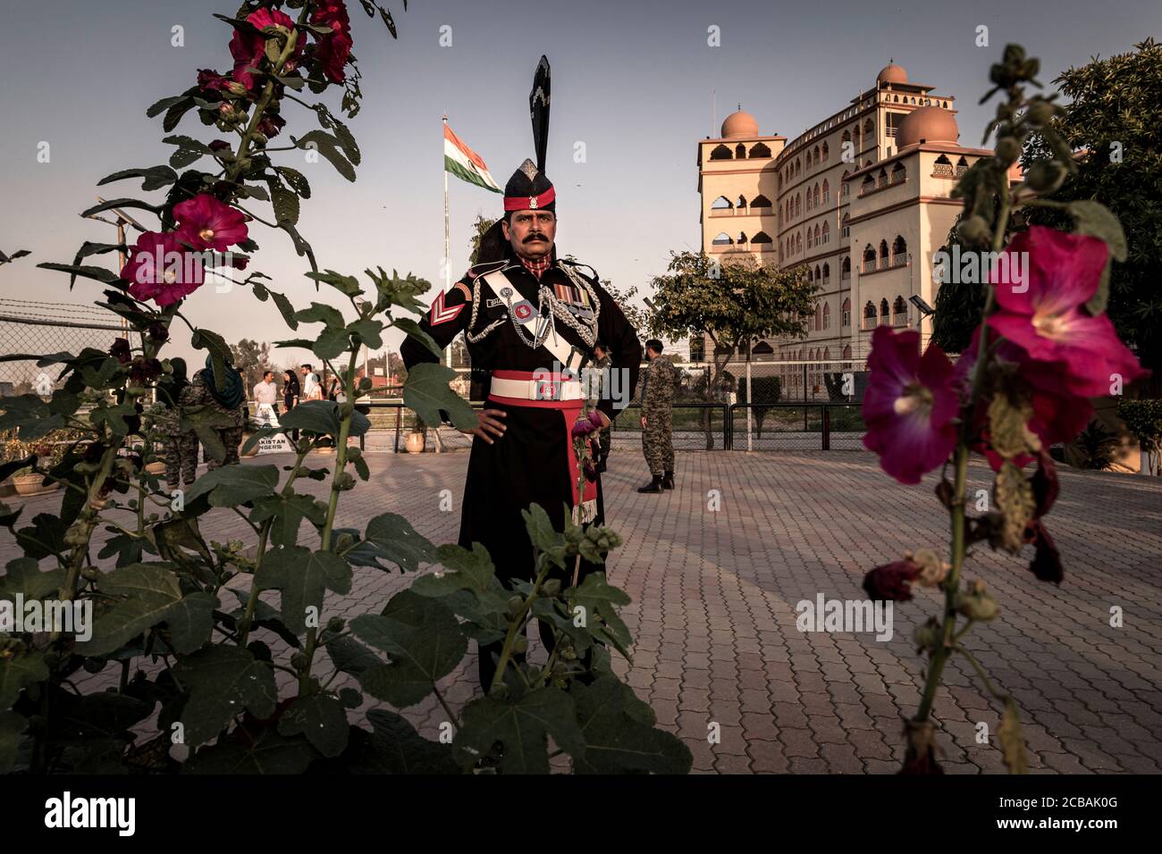 Am Indian-Pakistan Grenze in Wagah, eine militärische Parade der Grenzsoldaten ist jeden Abend auf beiden Seiten, die unter der Flagge der Parade und den Klang des Signals Trompete enthält statt. Stockfoto