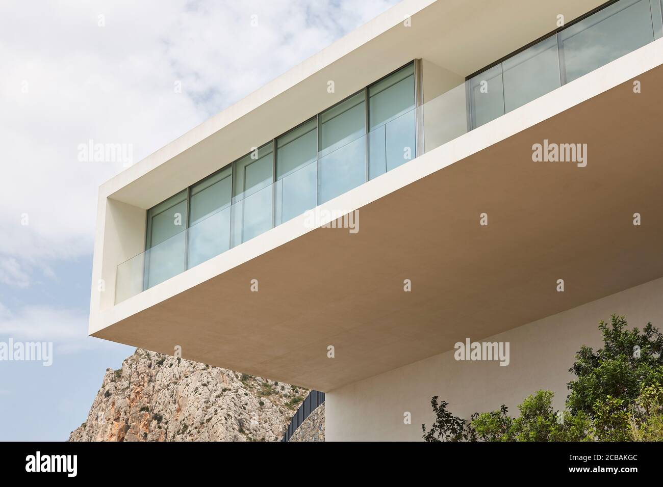 Moderne Gebäudefassade mit Balkon in Weiß. Spanien Stockfoto