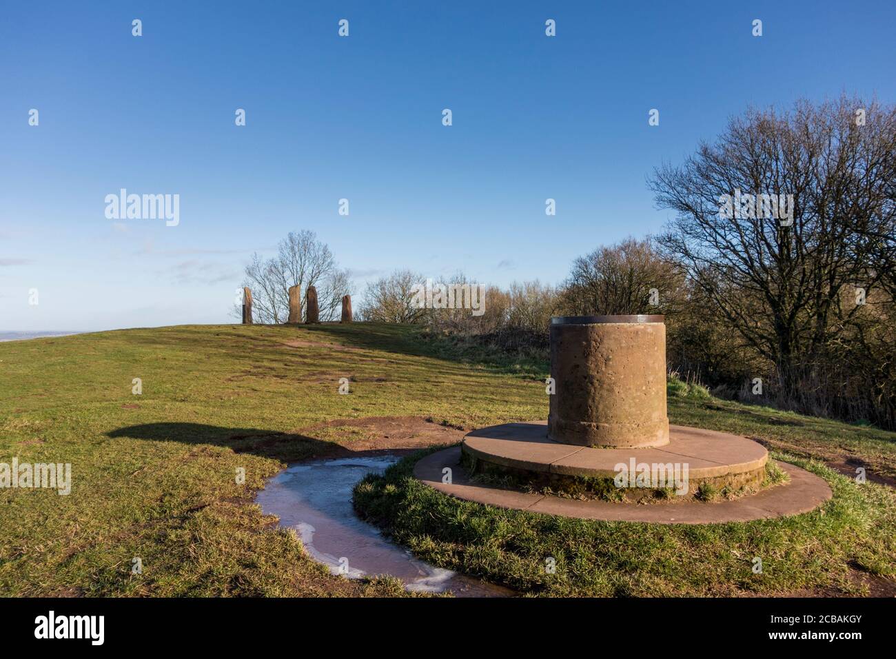 Orientierungstisch mit vier Steinen im Hintergrund auf der Spitze von Clent Hill, Clent, Worcestershire, UK Stockfoto