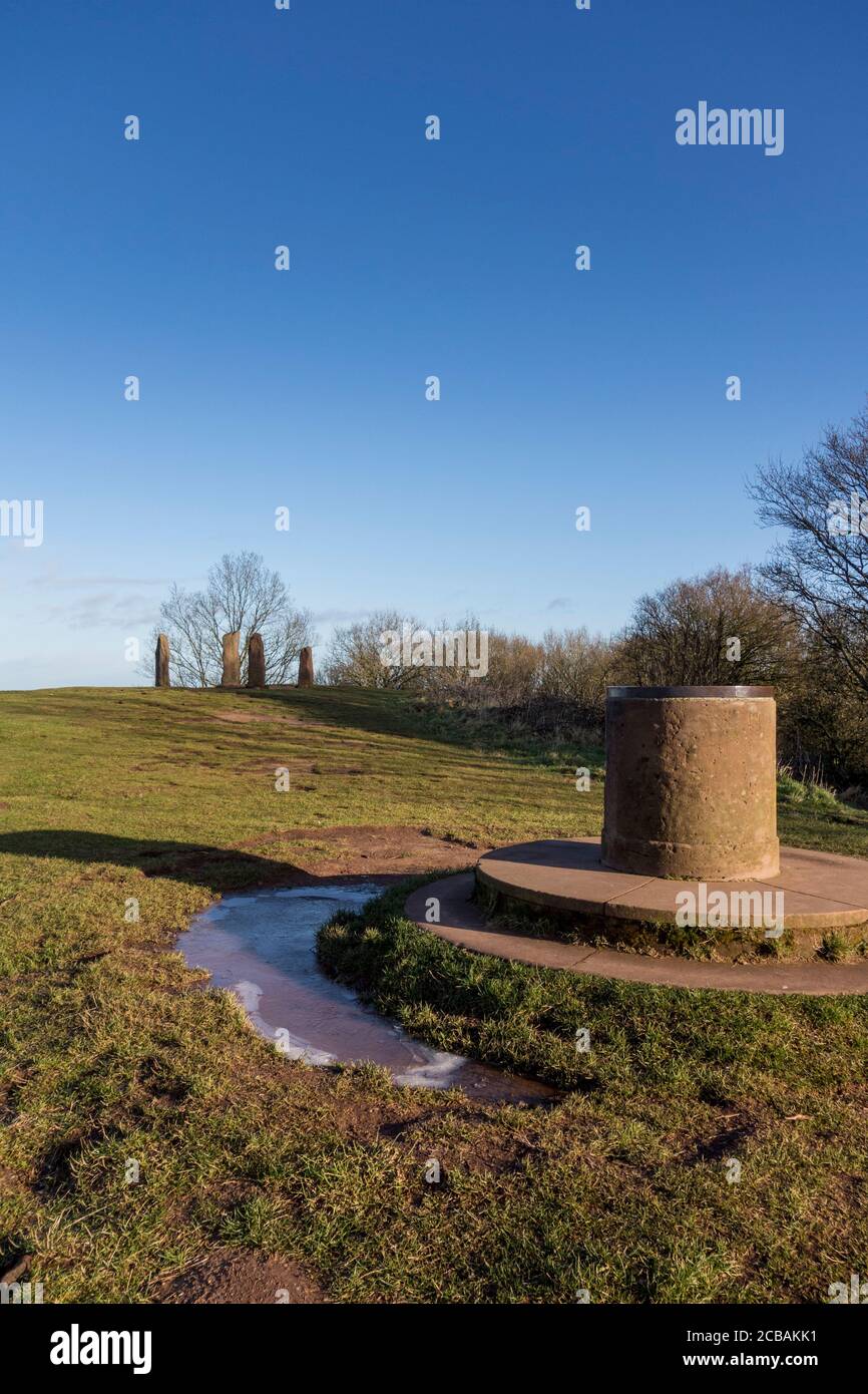 Orientierungstisch mit vier Steinen im Hintergrund auf der Spitze von Clent Hill, Clent, Worcestershire, UK Stockfoto