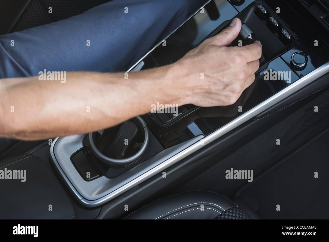 Fahrzeugtechnik. Moderne Elektronische Fahrzeug Automatik-Getriebe-Shifter. Kaukasische Männer Wechselräder In Seinem Neuen Auto. Stockfoto