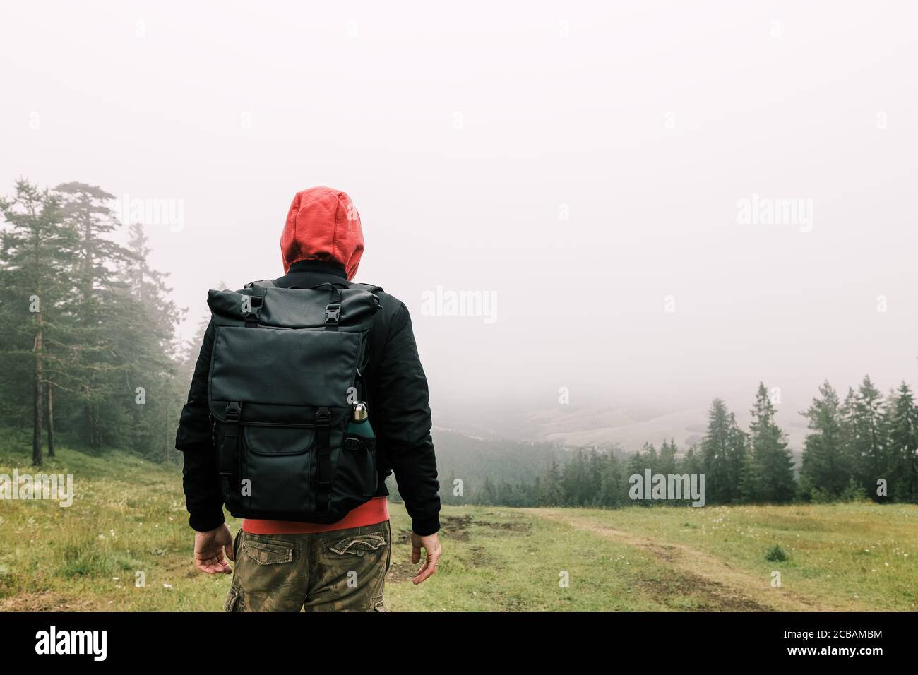 Naturforscher, der den Blick auf eine neblige Bergkette genießt Stockfoto