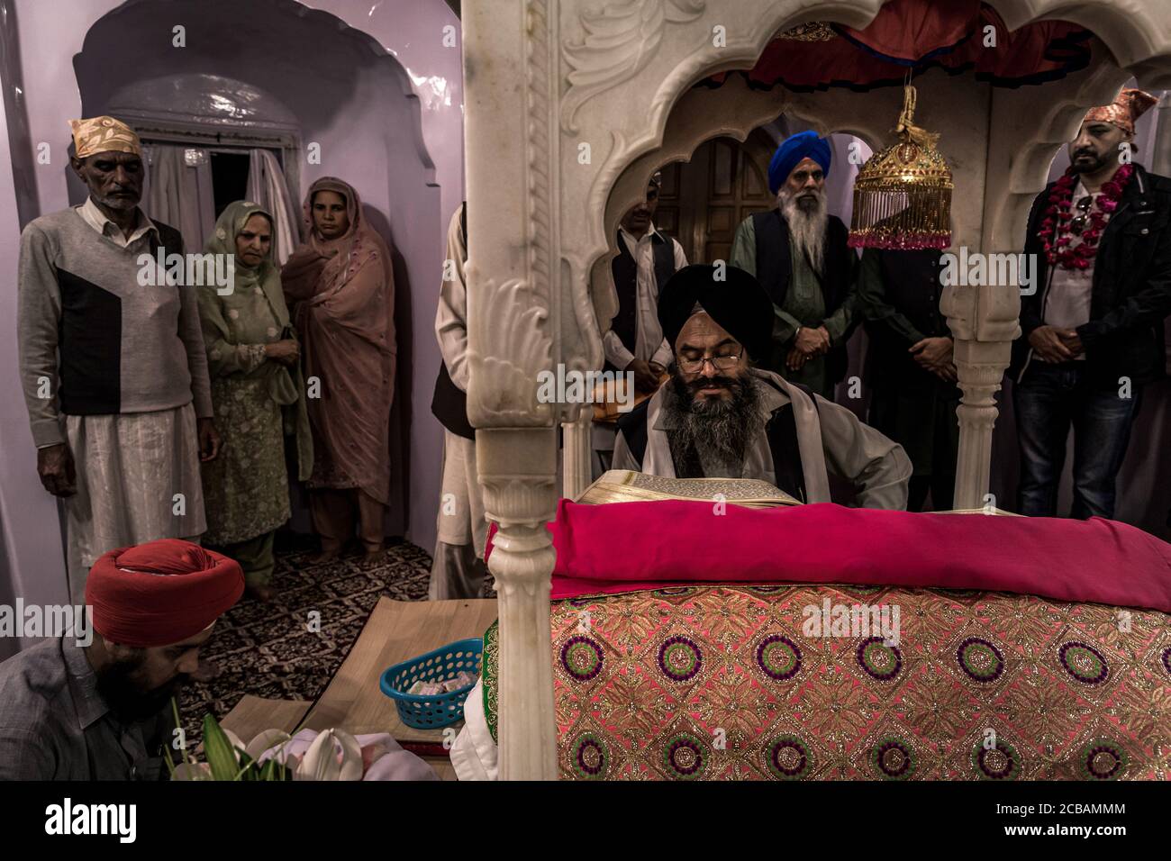 Sikh Gläubige vor wichtigen Sikh-tempel Gurudwara Janam Asthan Nankana Sahib das Geburtshaus von Guru Nanak Sahib Ji Pakistan. Stockfoto