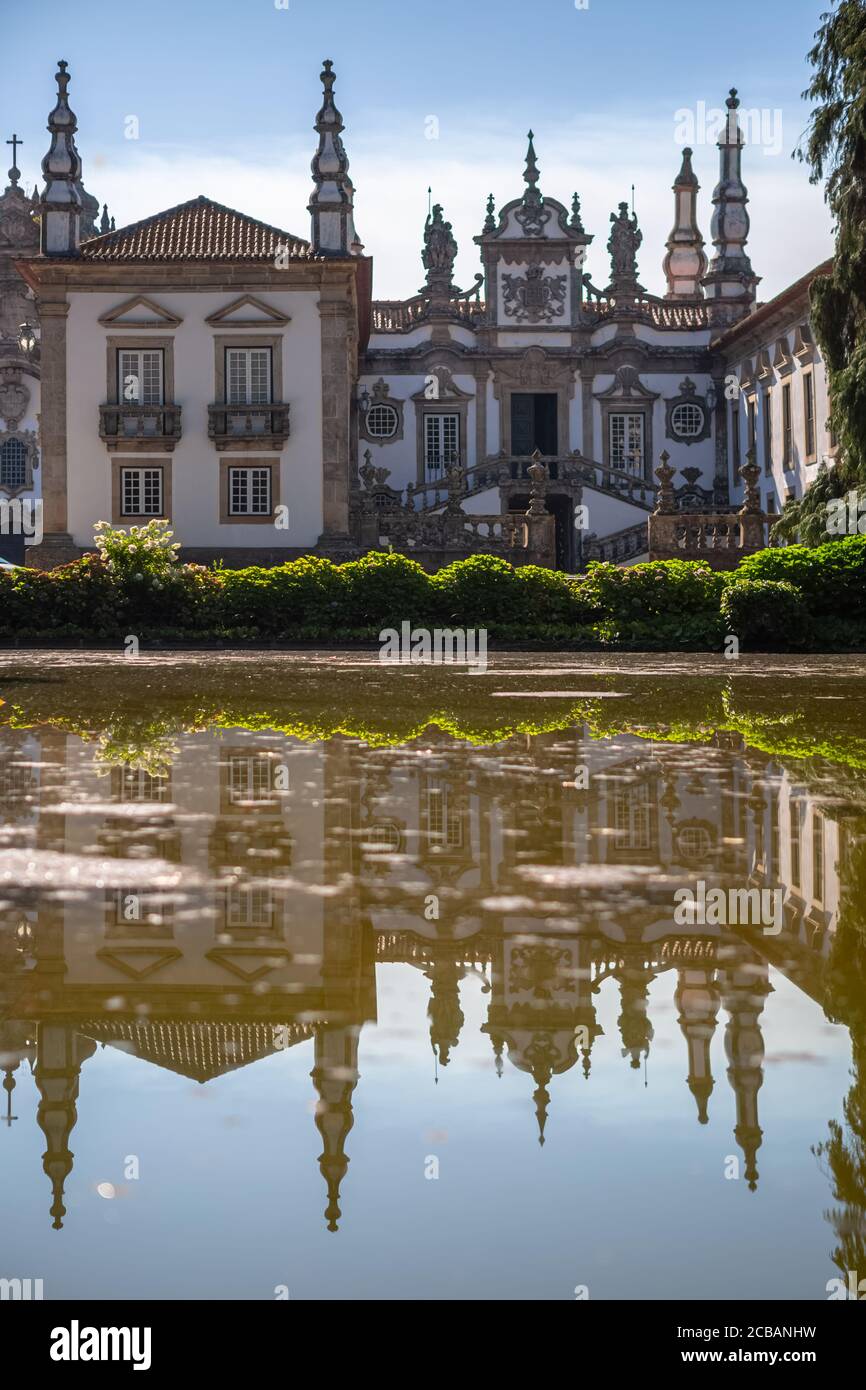 Vila Real / Portugal - 08 01 2020: Blick auf den Solar de Mateus Außengebäude, ikonisch des 18. Jahrhunderts portugiesischen Barock, See mit Gebäude re Stockfoto