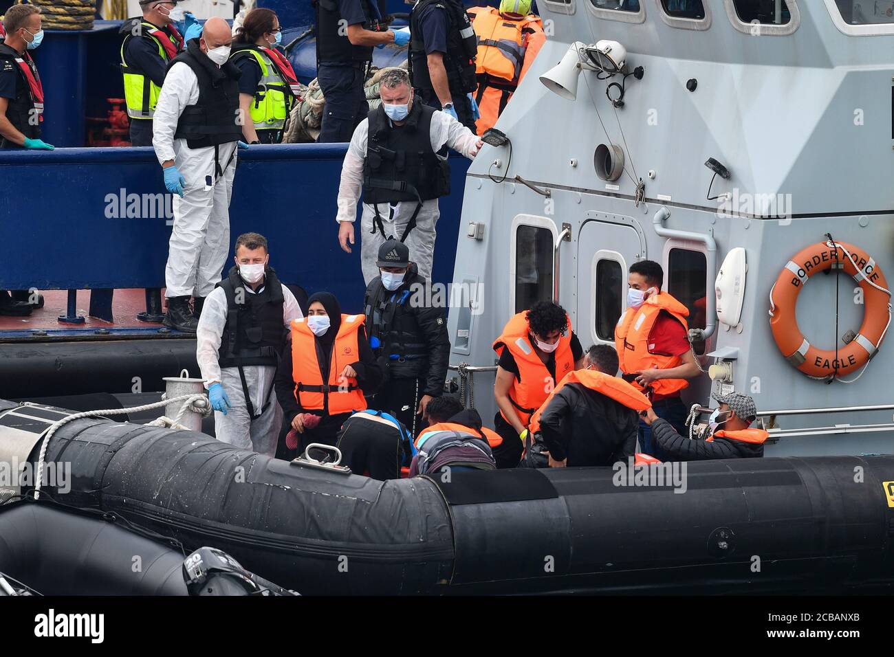 Eine Gruppe von Menschen, die als Migranten gedacht werden, werden von Grenzschutzbeamten nach Dover, Kent, gebracht, nachdem einige kleine Bootsvorfälle im Kanal heute vorgekommen waren. Stockfoto