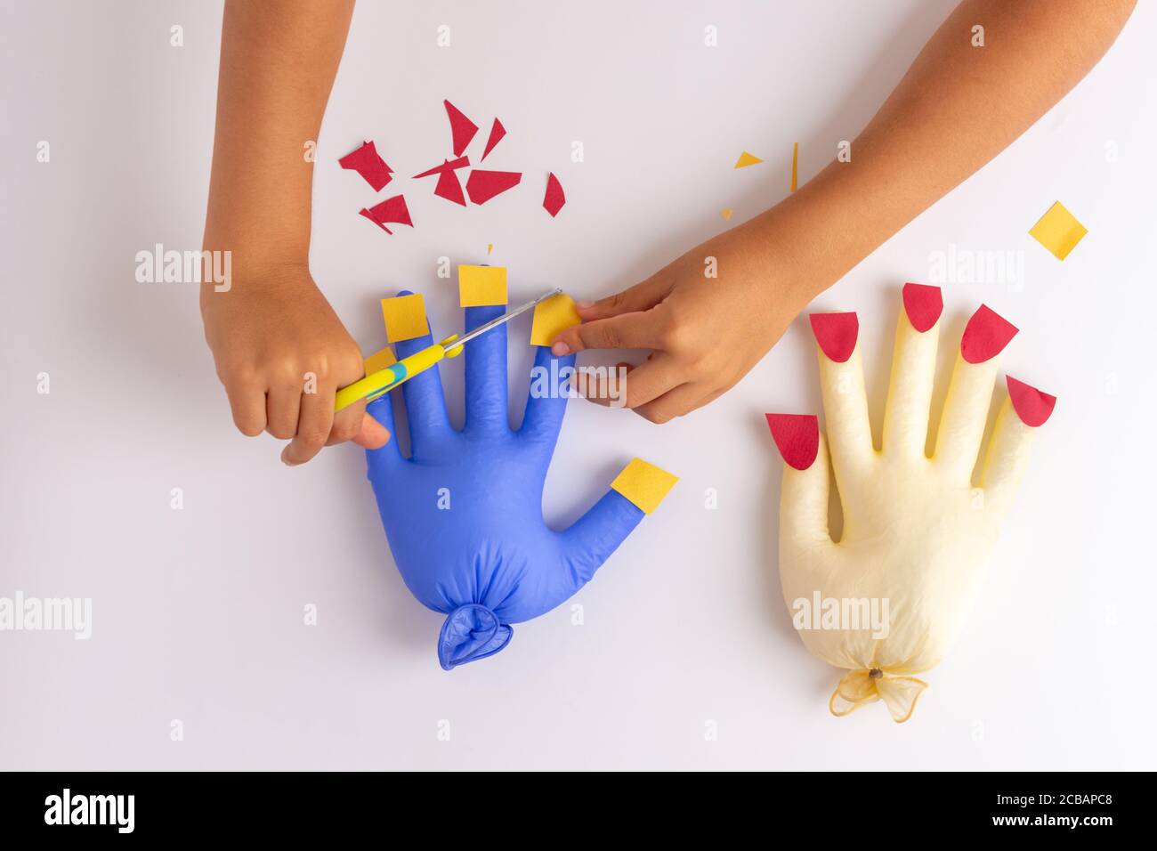 Kinder Hand schneiden Papier künstliche Nägel auf einem Spielzeug, üben  Scheren Fähigkeiten mit einem Spiel, Aktivitäten für Kinder oder Kleinkinder,  kreative Kinder Kunst-Projekt, DIY, Draufsicht Stockfotografie - Alamy