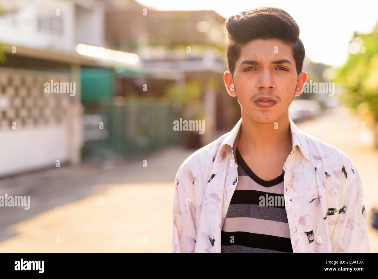 Junger hübscher indischer Teenager-Junge auf den Straßen im Freien Stockfoto