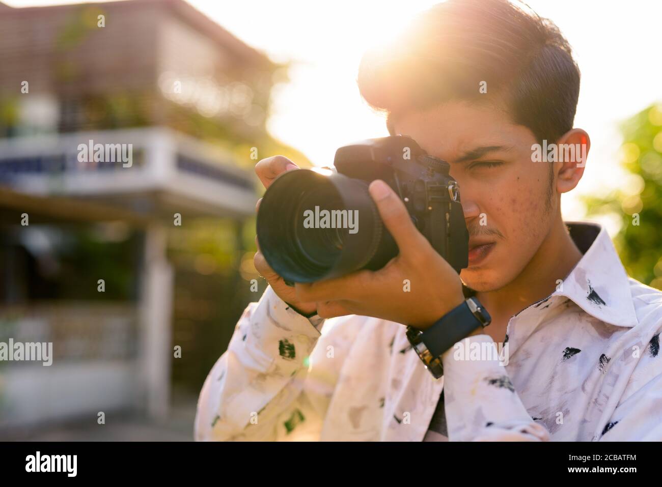 Junger hübscher indischer Teenager-Junge auf den Straßen im Freien Stockfoto