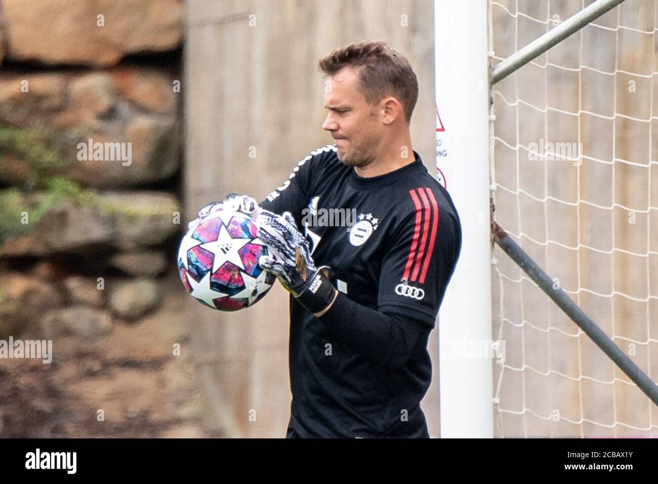 Lagos, Portugal. August 2020. Fußball: Champions League, FC Bayern im Trainingslager an der Algarve vor dem Abschlussturnier in Lissabon. Torwart Manuel Neuer vom FC Bayern München trainiert während eines Trainings auf einem Fußballplatz vom Mannschaftshotel in Tor. Quelle: Matthias Balk/dpa/Alamy Live News Stockfoto