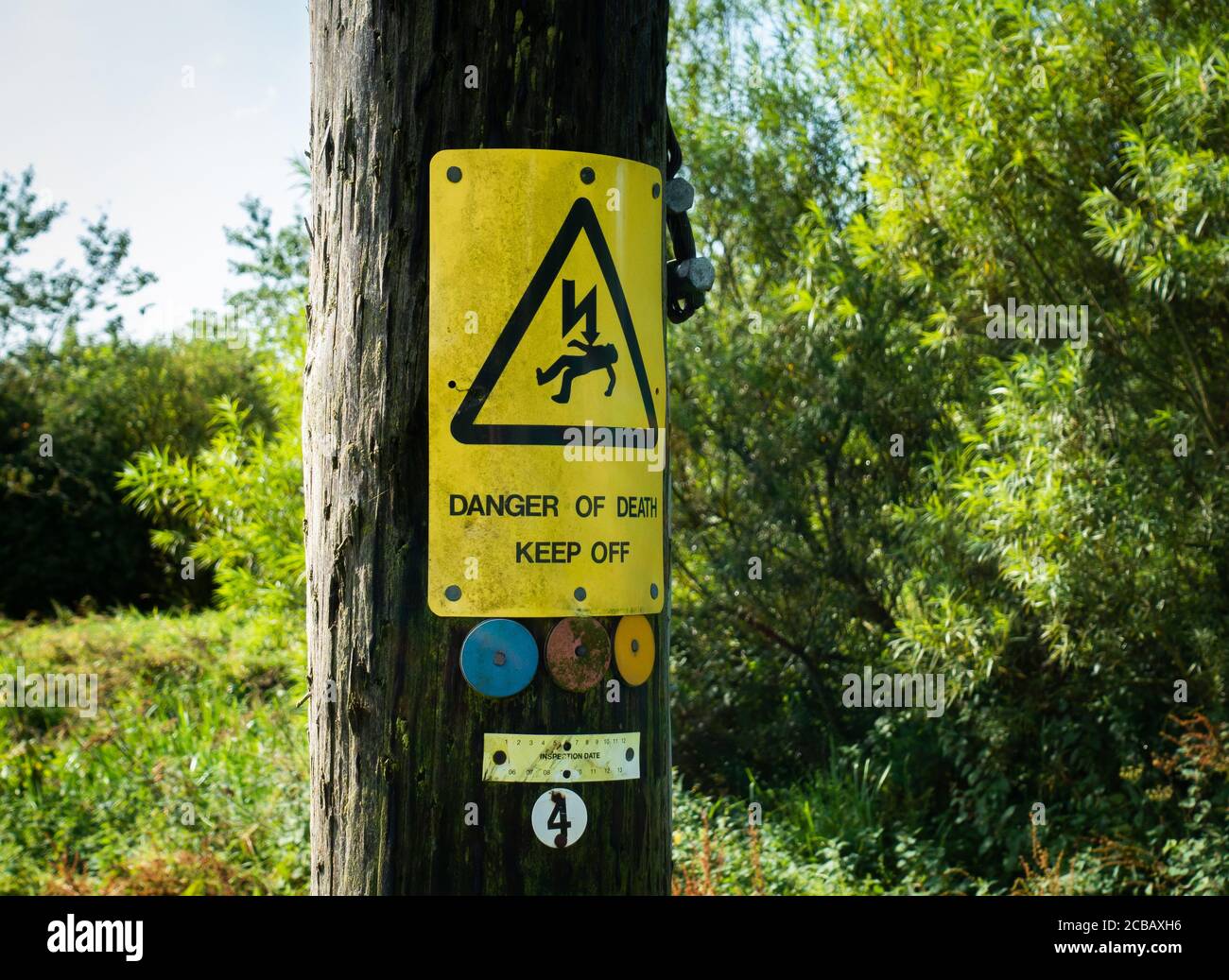 Strommast Warnschild einschließlich Todesgefahr Beschriftung Stockfoto